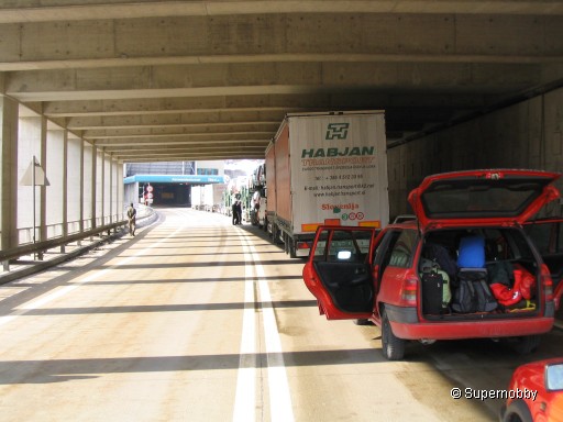 A break infront of Karawanken Tunnel. - back to browser