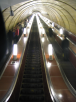 lange Rolltreppen führen in die Metro hinab